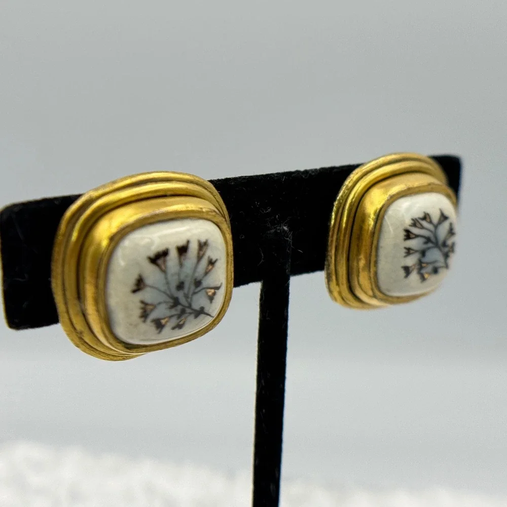 Vintage 1960s–70s White Enamel Floral Screw-Back‎ Earrings Gold Tone